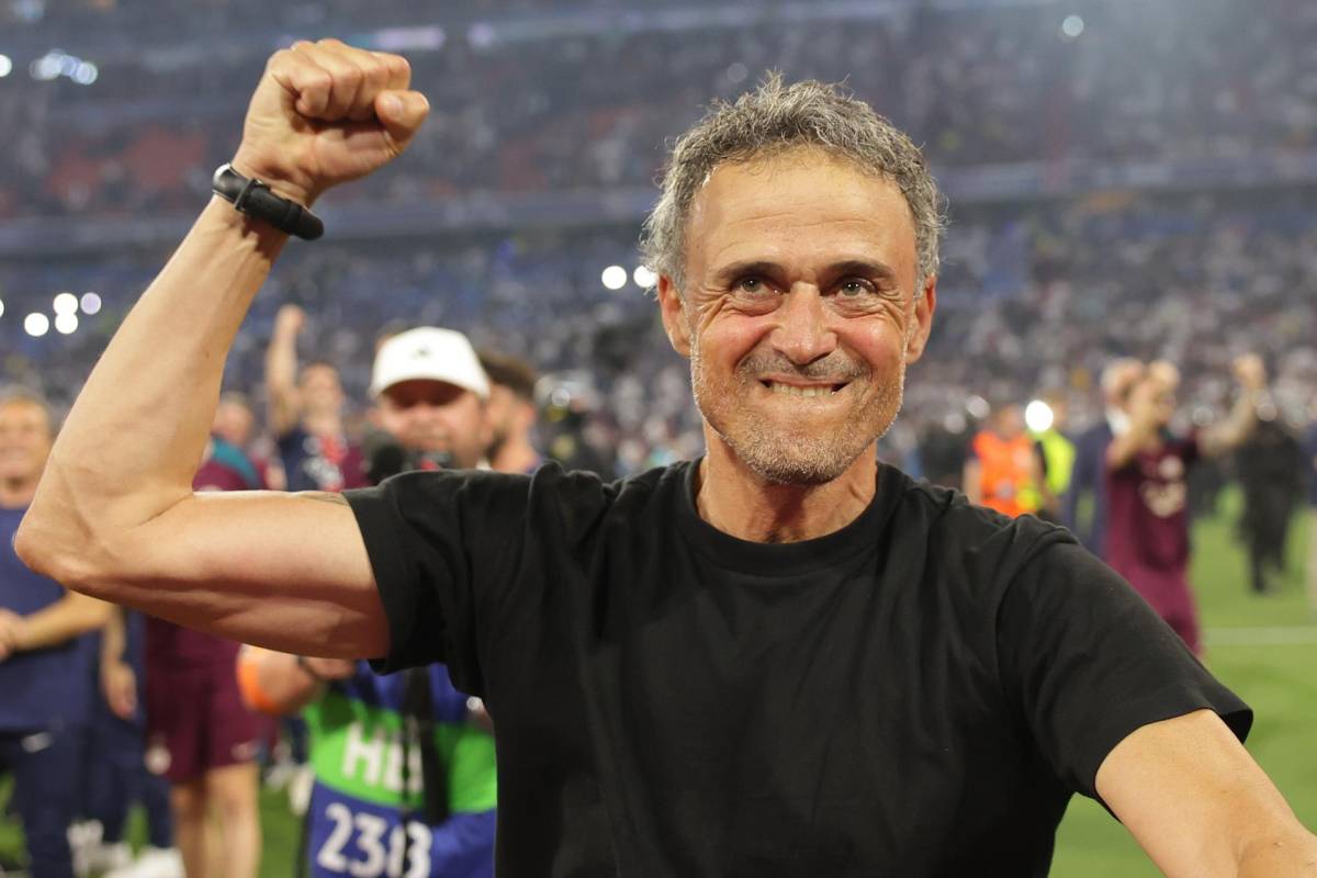 Aficionados del PSG sorprenden a Luis Enrique con homenaje a su hija Xana Aficionados del PSG sorprenden a Luis Enrique con homenaje a su hija Xana