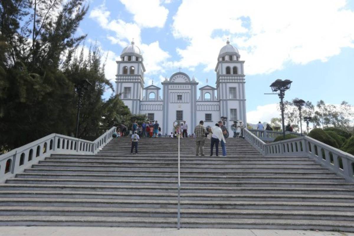 Honduras: Preciosas moradas custodian a la Virgen protectora