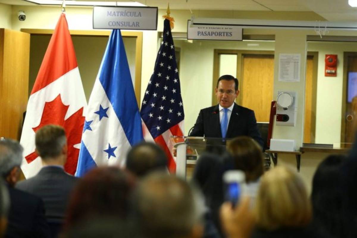 Primeros hondureños obtienen su matrícula consular en Estados Unidos