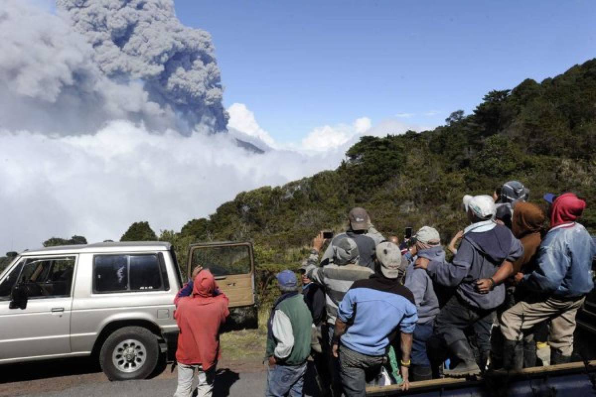 Volcán Turrialba hace erupción en Costa Rica