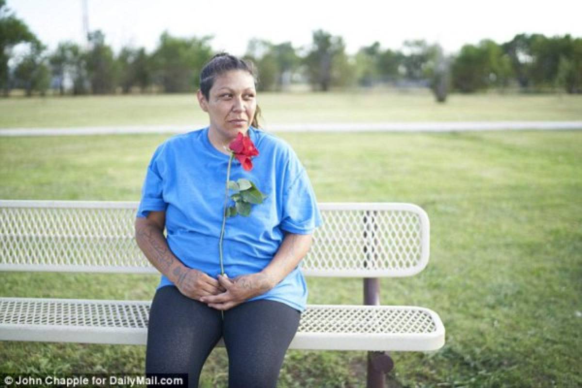 Mónica recibe de su hijo (enamorado) una rosa en la banca que se confesaron su amor. Foto: Daily Mail