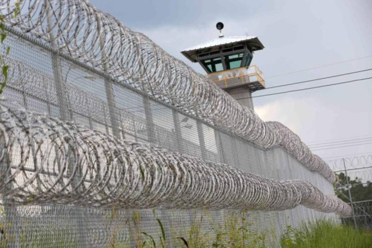 Doctor desmiente haber sido capturado en 'El Pozo I' por tratar de sacar notas extorsivas: 'Me están denigrando'