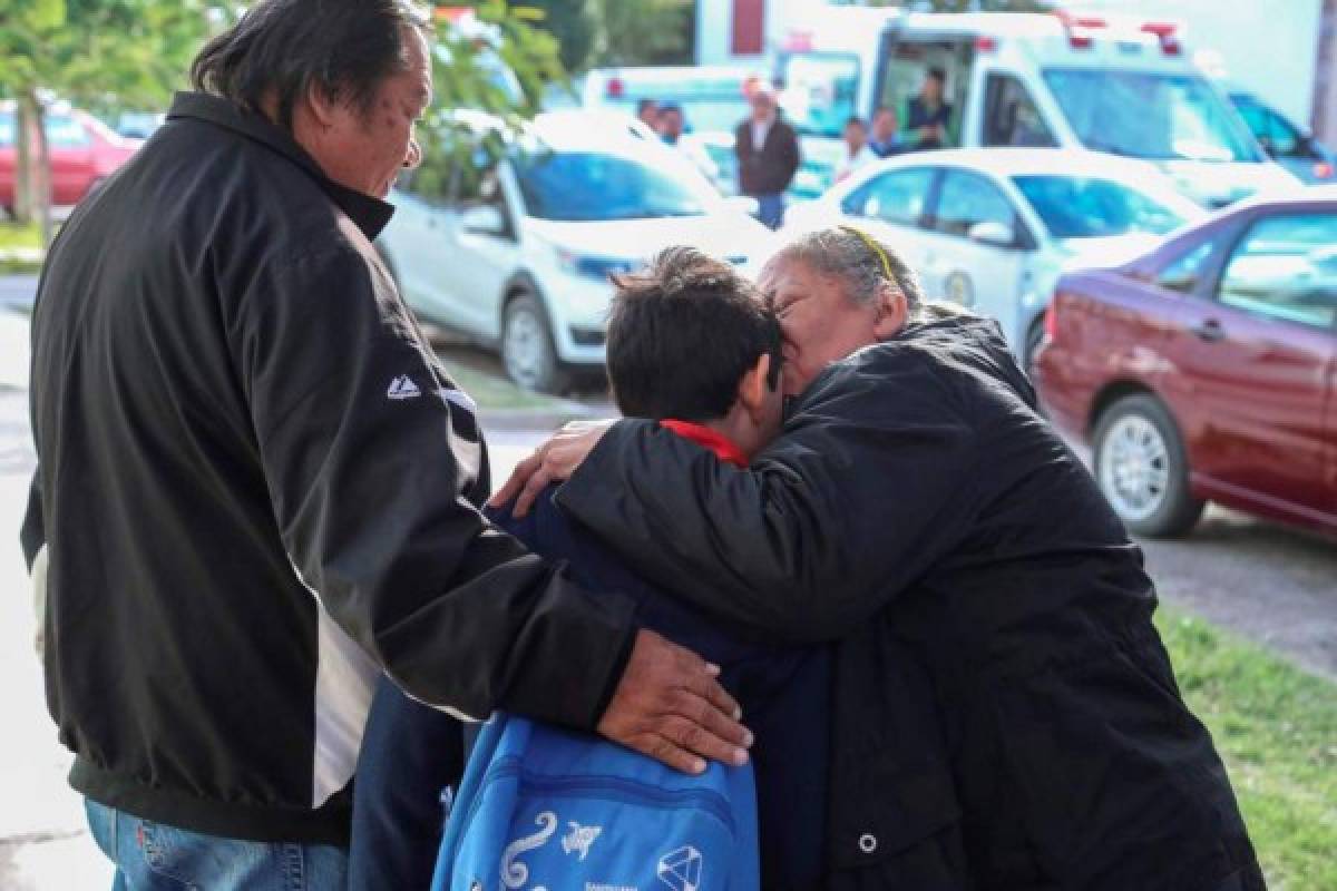 Los padres de familia abrazaron y lloraron al saber que sus hijos estaban bien. Foto AFP
