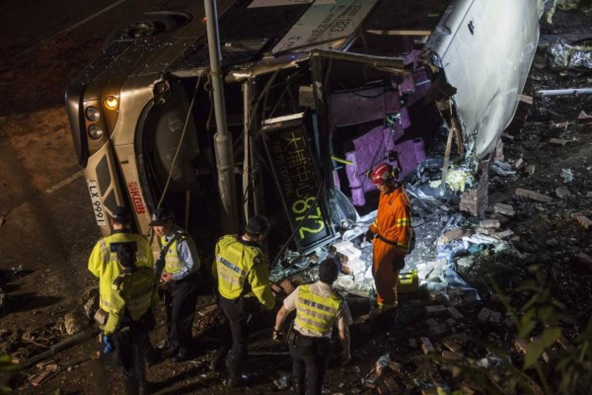 Al menos 18 muertos y 50 heridos al volcar un autobús de dos pisos en Hong Kong   