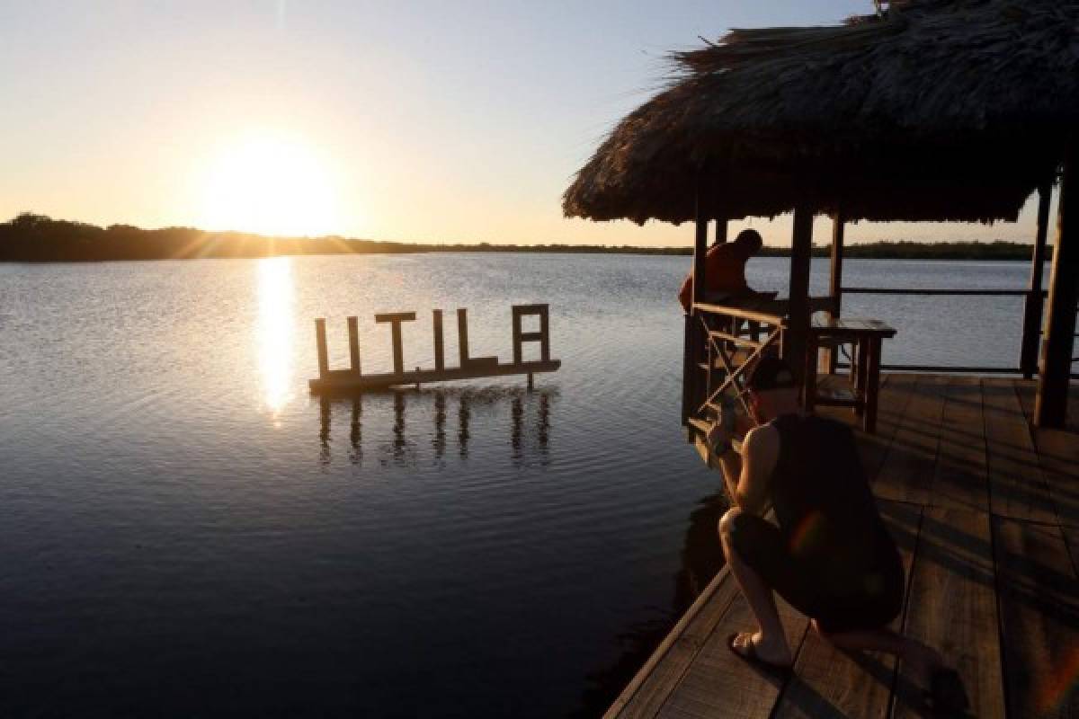 Sacan las botellas del mar en Utila y las usan para asfaltar sus calles