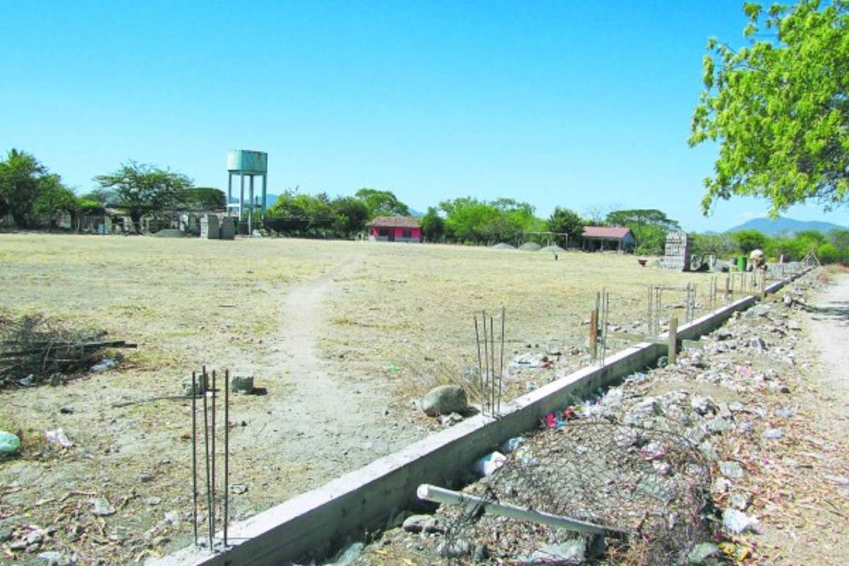 El mejoramiento de la cancha de fútbol Lobo en Marcovia generará una inversión de al menos un millón de lempiras.