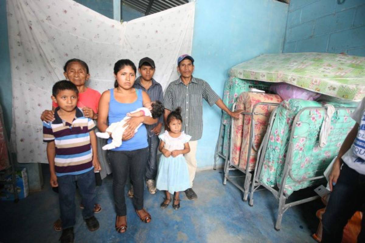 Camas y víveres recibe familia López en el Cerro Lare, El Paraíso