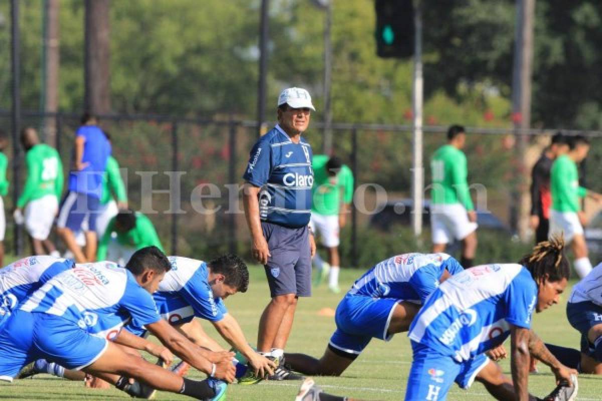 Jorge Luis Pinto vigila atentamente los entrenamientos de los seleccionados. (Fotos: Ronal Acetuno / Grupo Opsa)