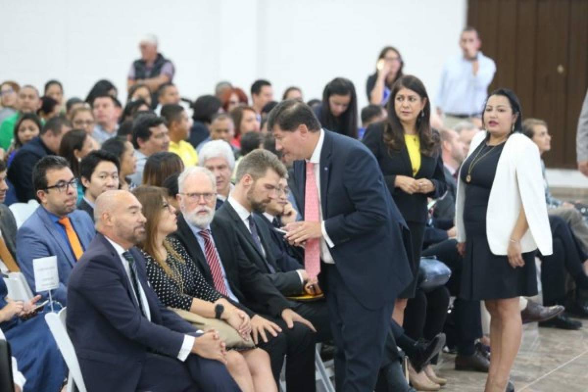 Momento en el que Igor Garafulic saludaba a los diplomáticos presentes en el diálogo nacional.