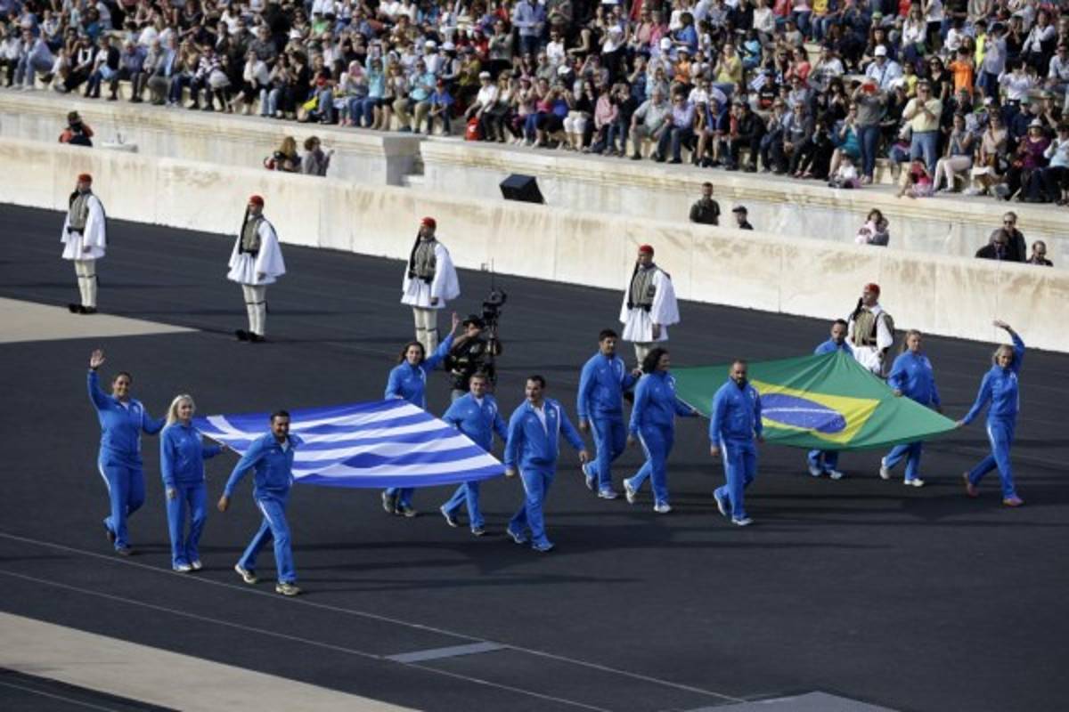 La llama olímpica de los Juegos 2016 es entregada oficialmente a Brasil