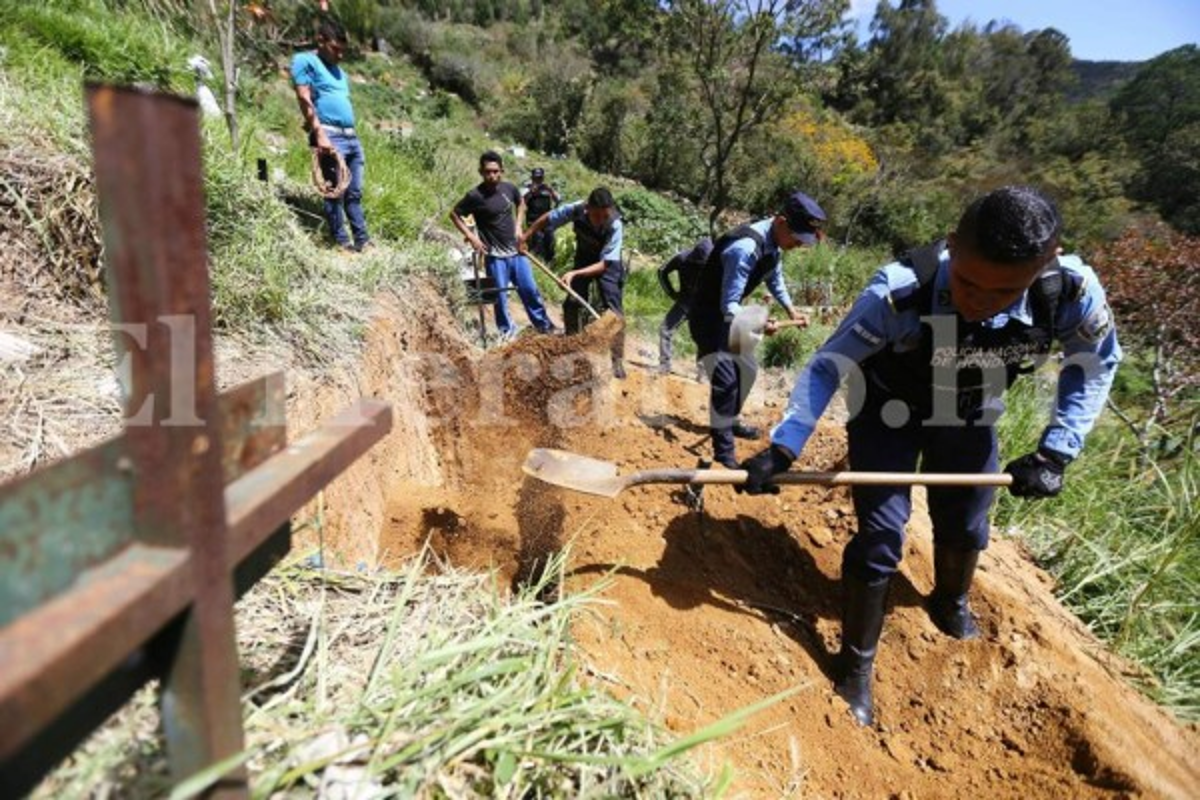 Policías ayudan a enterrar al joven que era velado cuando ocurrió masacre en la capital de Honduras