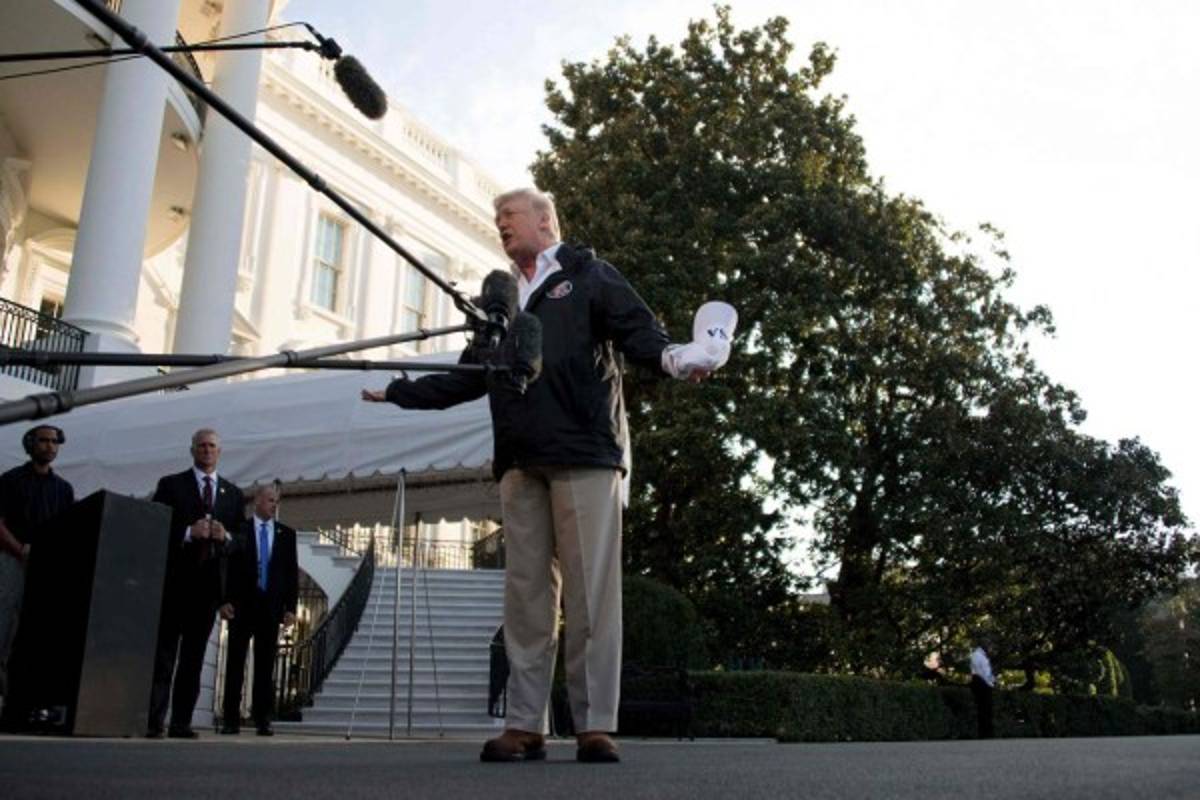 Trump visita Puerto Rico decidido a resaltar la ayuda de EEUU tras huracanes