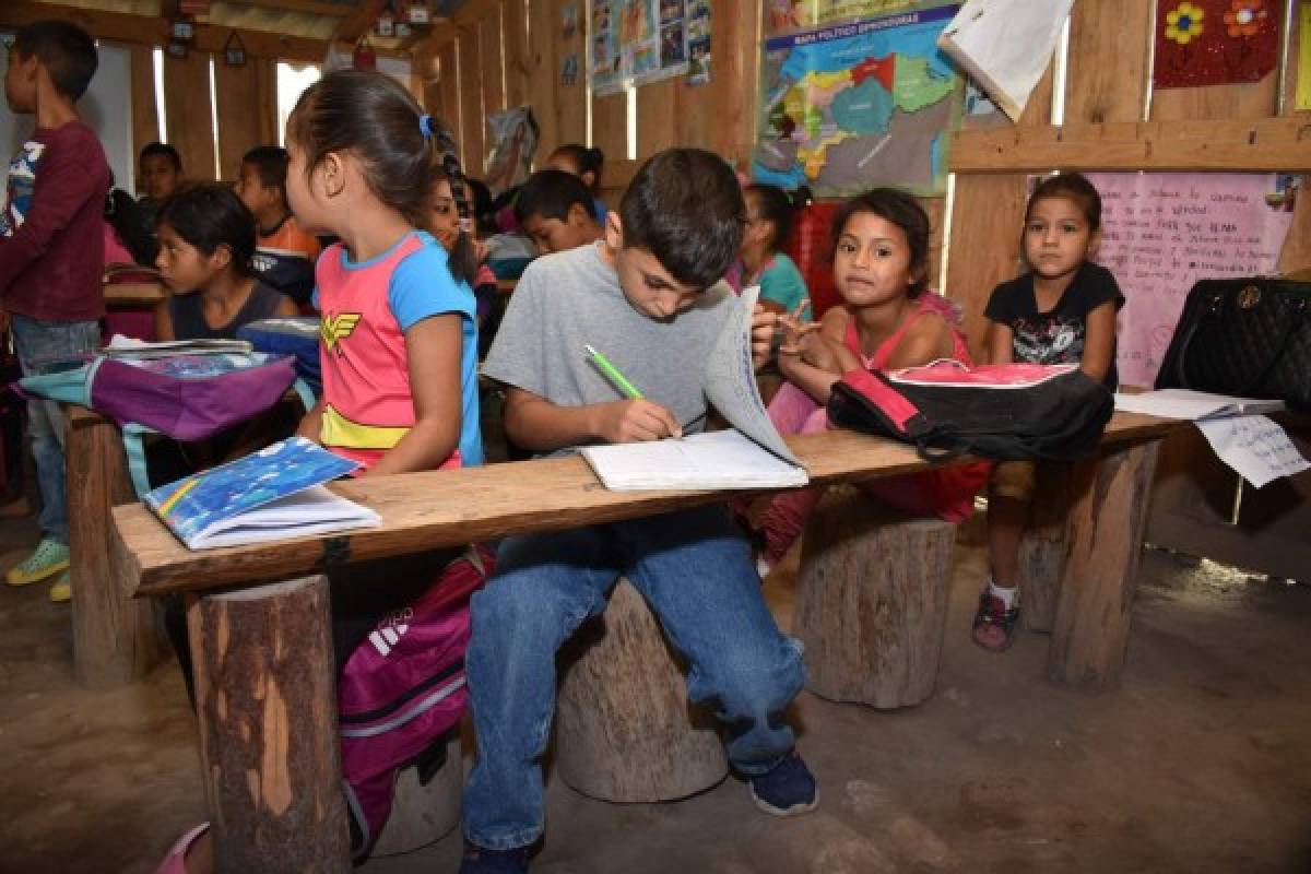 En troncos reciben clases los niños de la Escuela El Zurzular