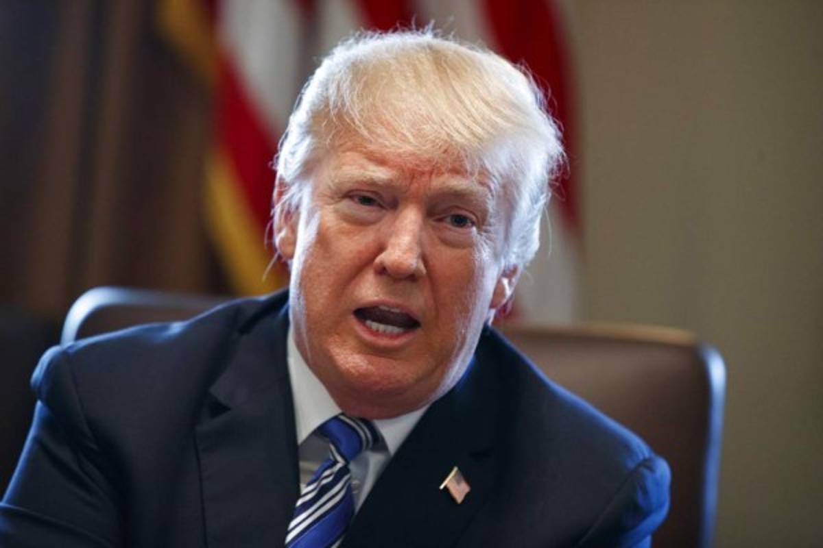 Donald Trump firma decretos para imponer aranceles