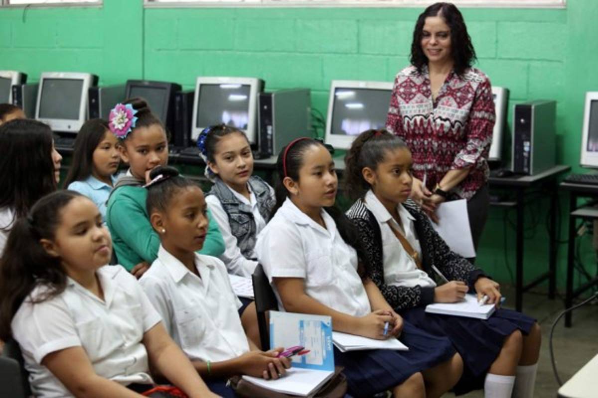 En la Escuela República de Francia, los niños aprenden a reutilizar materiales