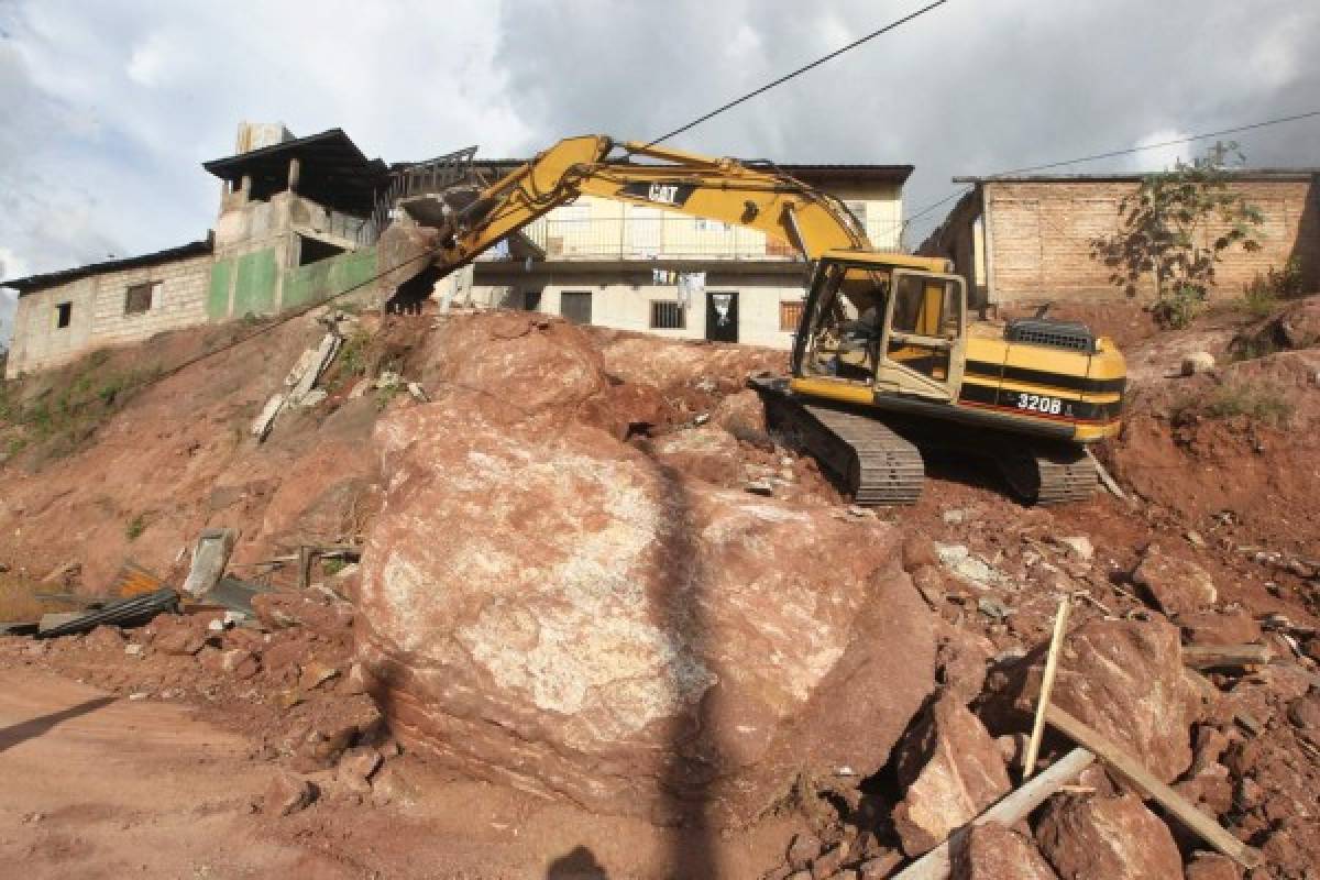Temen la caída de tres viviendas por desplome de piedra