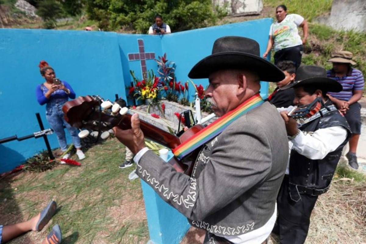 Masiva afluencia de dolientes en camposantos de la capital