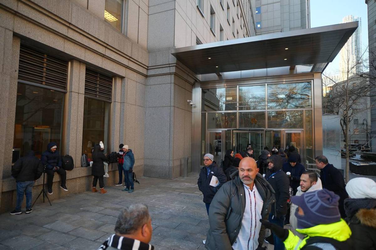 Una fila de personas esperando por ingresar a la Corte del Distrito Sur de Nueva York fue captada por el lente de EL HERALDO en la Gran Manzana.
