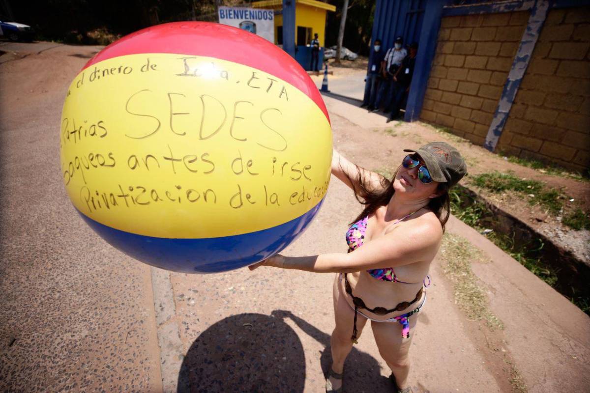 Con lista de exigencias, hondureña protesta con inusual “bikinazo” frente a los Cobra