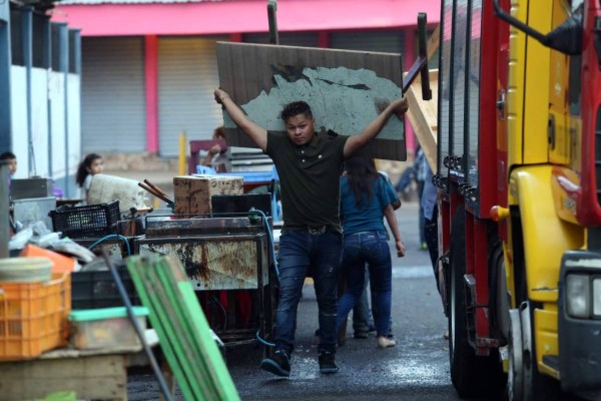 Puestos del Mercado Móvil Primera Avenida consumidos por las llamas