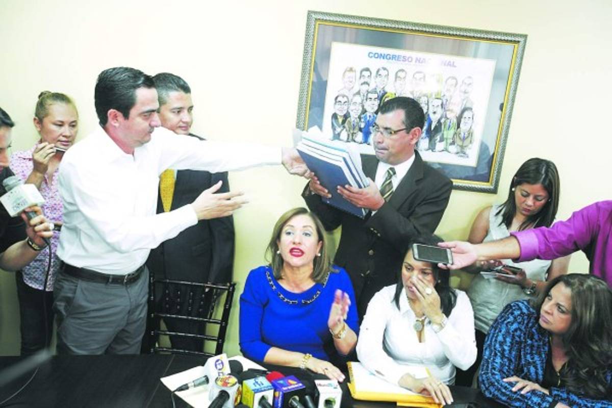 Partido Nacional entrega iniciativa al Congreso para regular la reelección