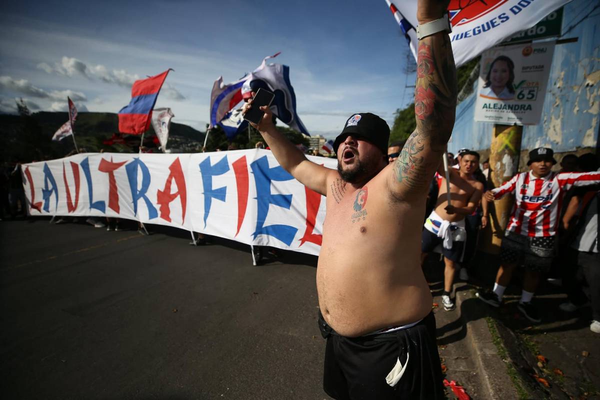 La Ultra Fiel prendió el clásico: bengalas, cánticos y pasión en el Chelato Uclés