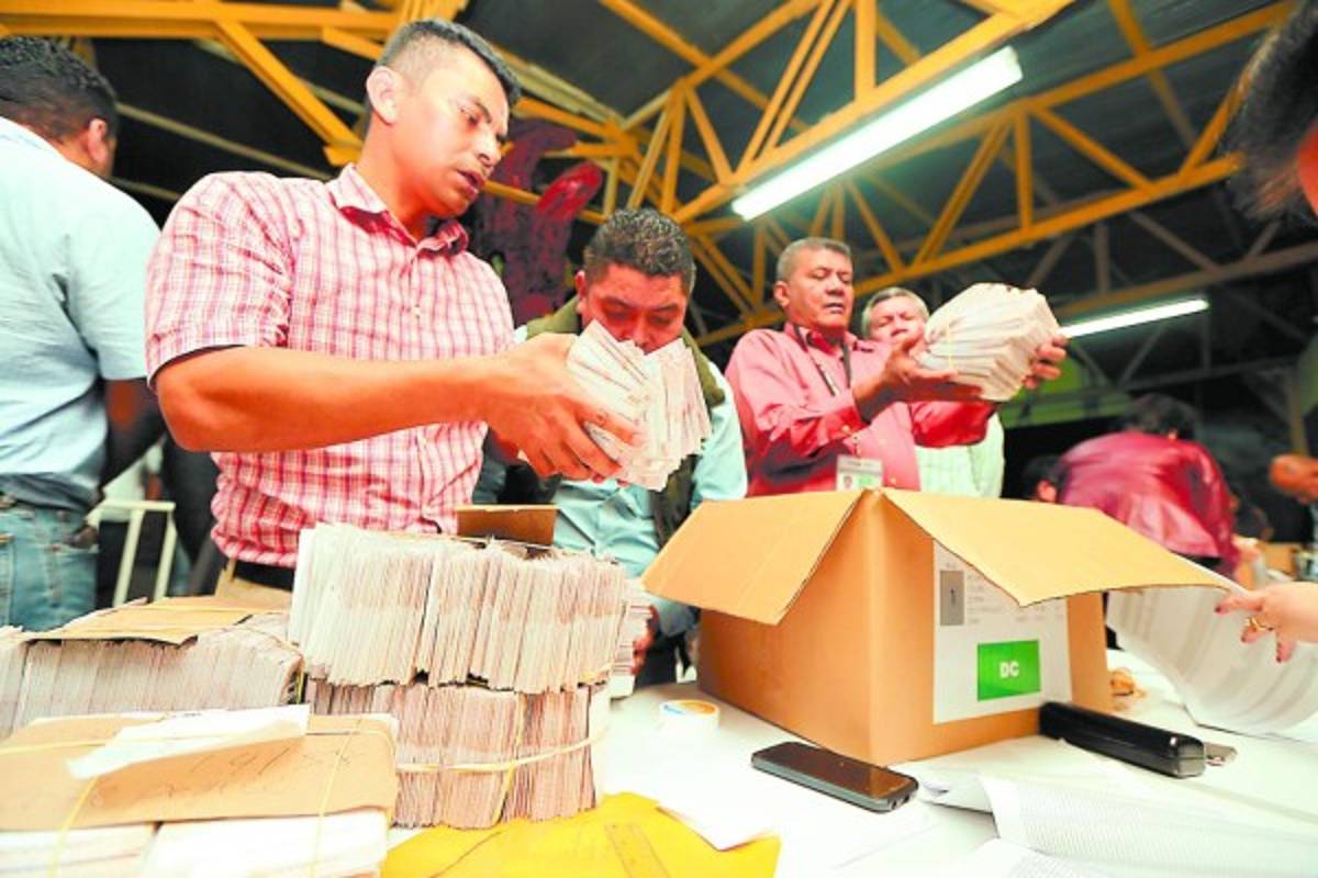 El TSE entrega credenciales para cinco departamentos de Honduras