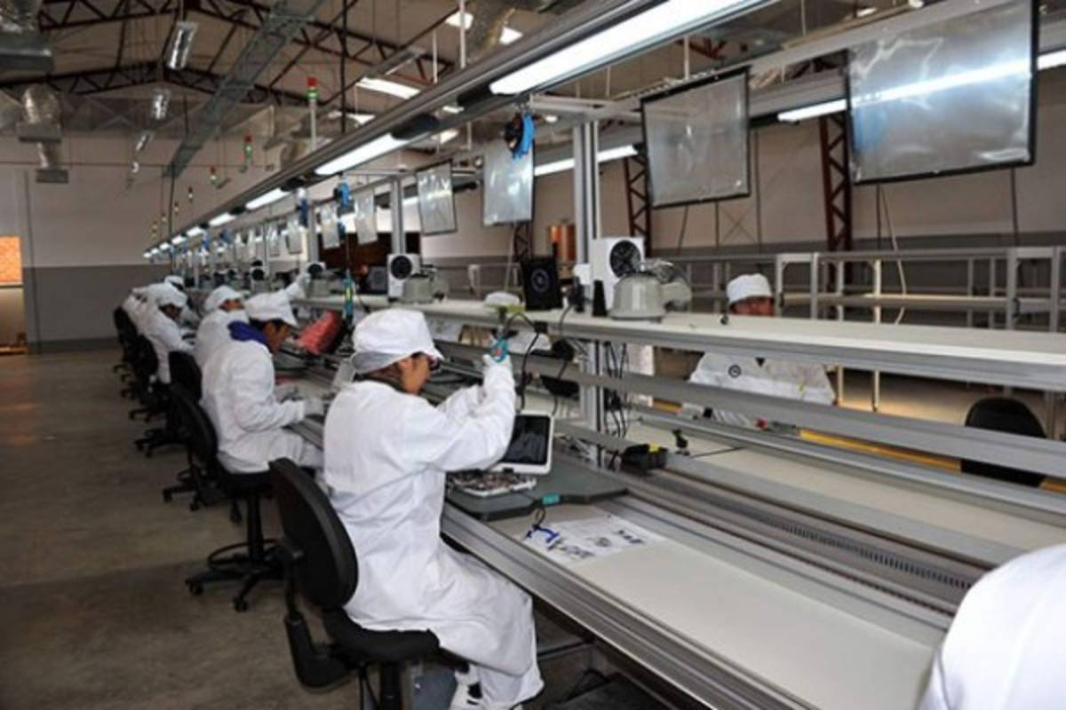 El Salvador ensambla computadoras para escuelas públicas  