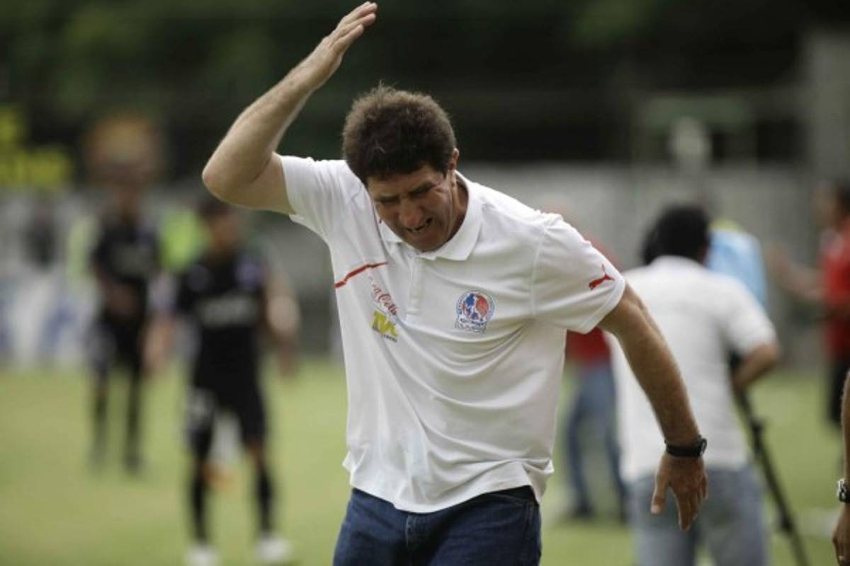 Flores Cisneros: 'No hay intención de pedirle la renuncia a Héctor Vargas'