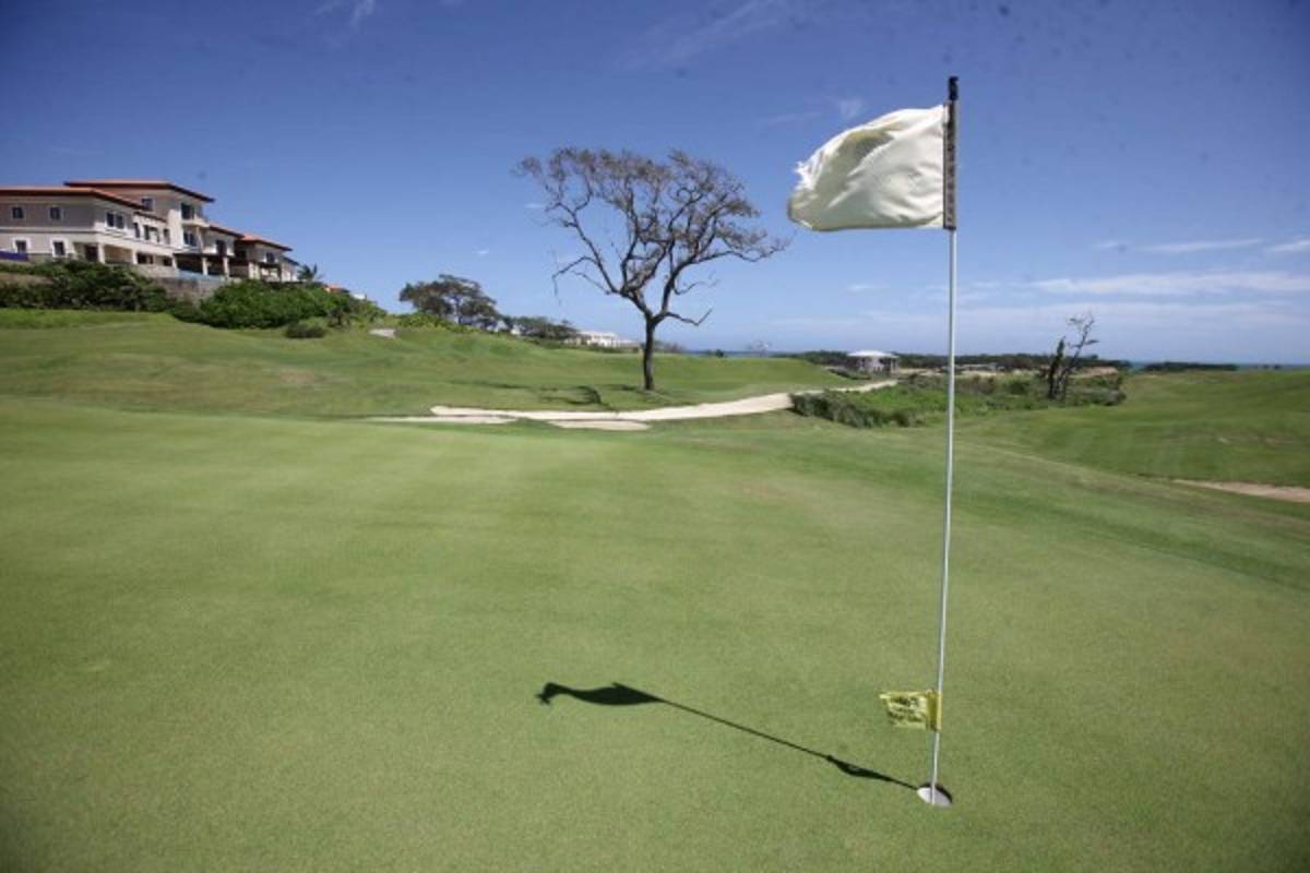 Disfrute el golf, playa y buceo en el club Pristine Bay Resort