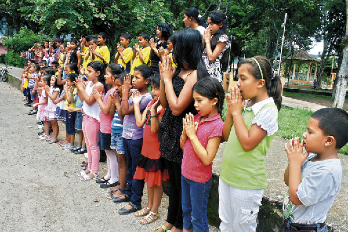 Religiosas de Brasil forman a decenas de niños de Jacaleapa
