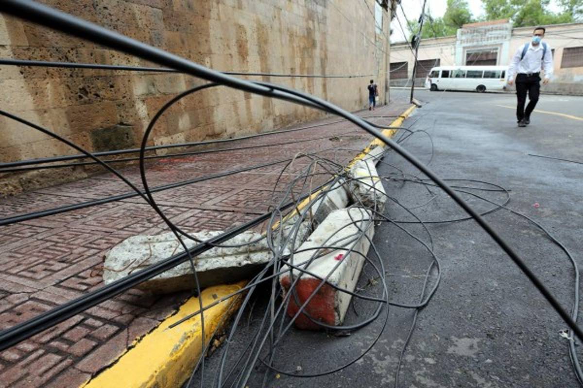 Retiran maraña de cables en la calle Bolívar de la capital