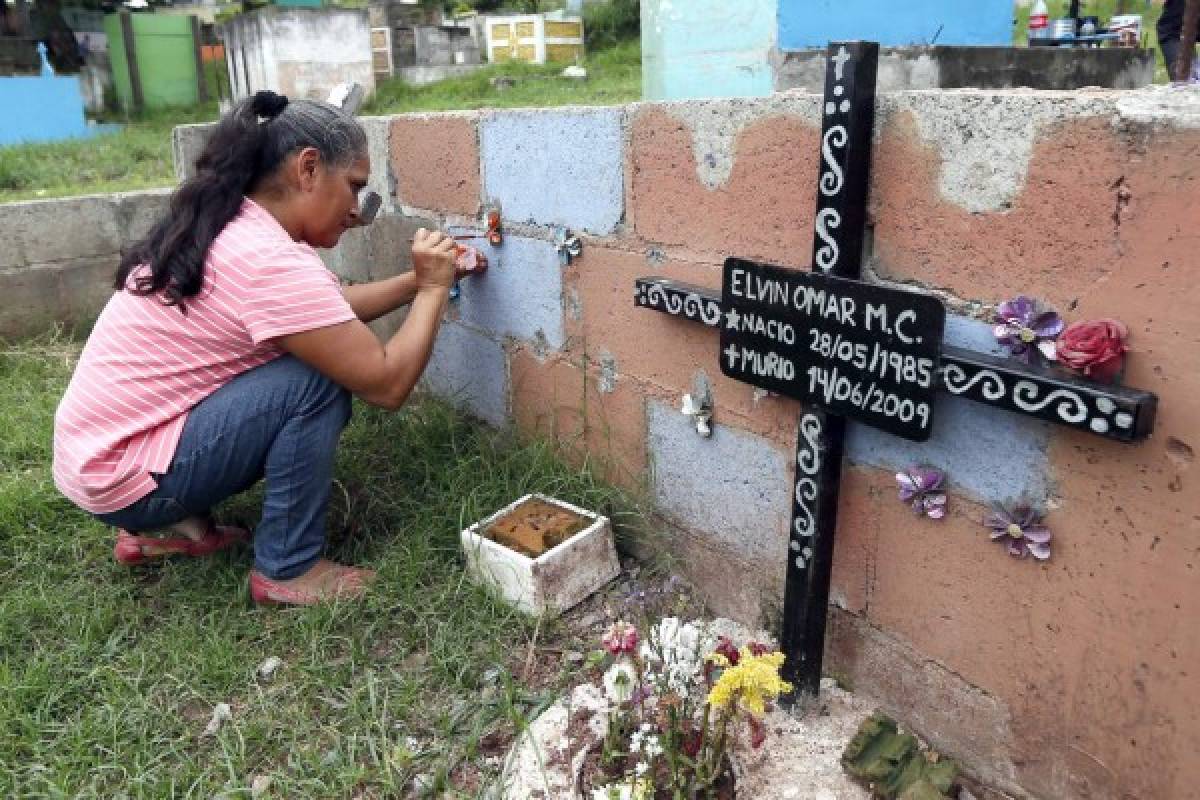 Testigos silenciosos del reencuentro de sentimientos en cementerio de la capital