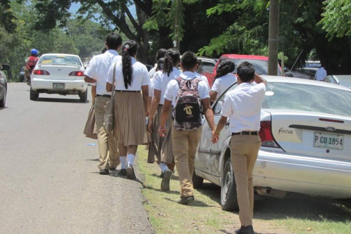Los estudiantes que vaguen uniformados serán regresados a los colegios.
