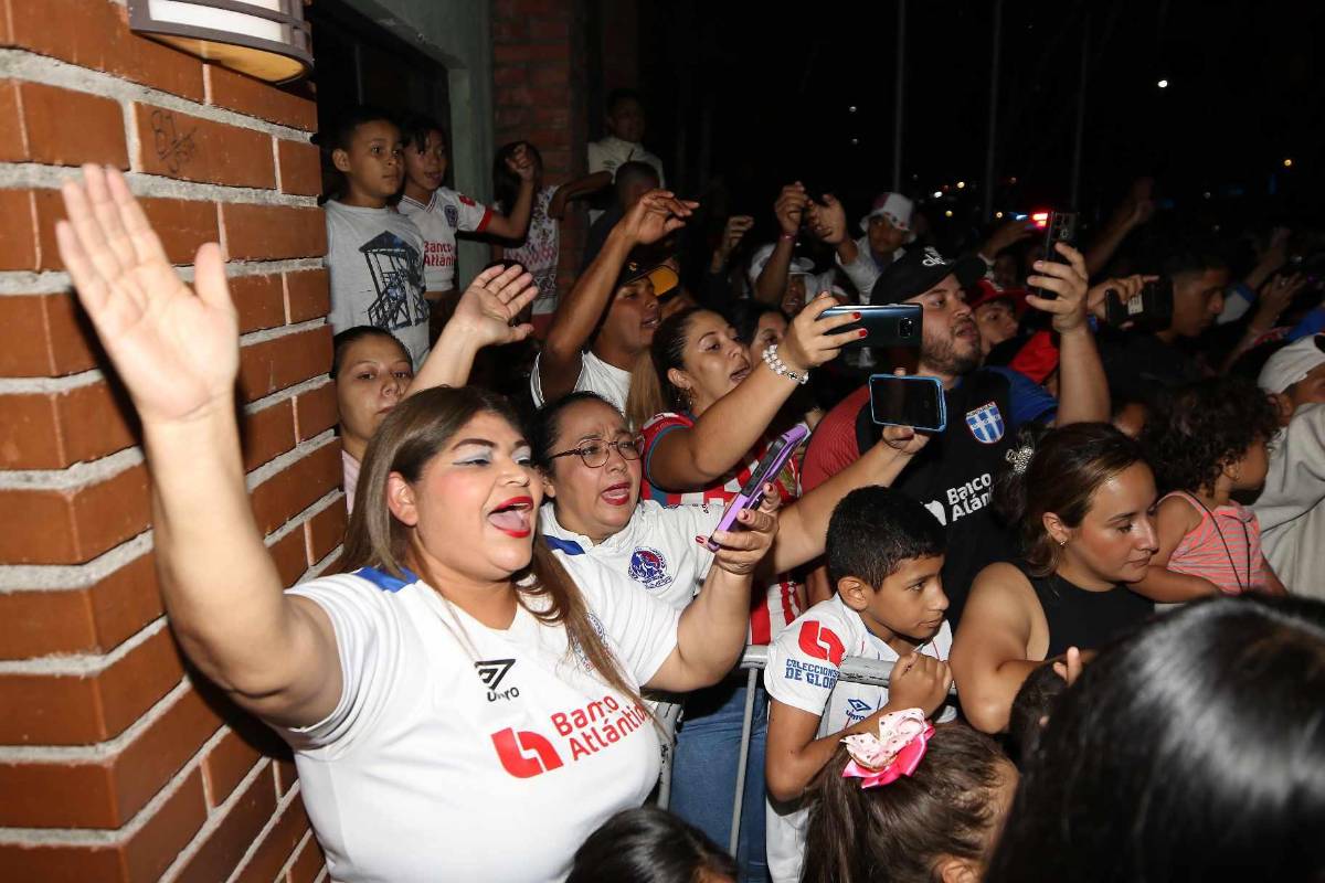 ¡Alegría de Espinel y selfie de Edwin! Banderazo de la Ultra Fiel a Olimpia previo a la gran final