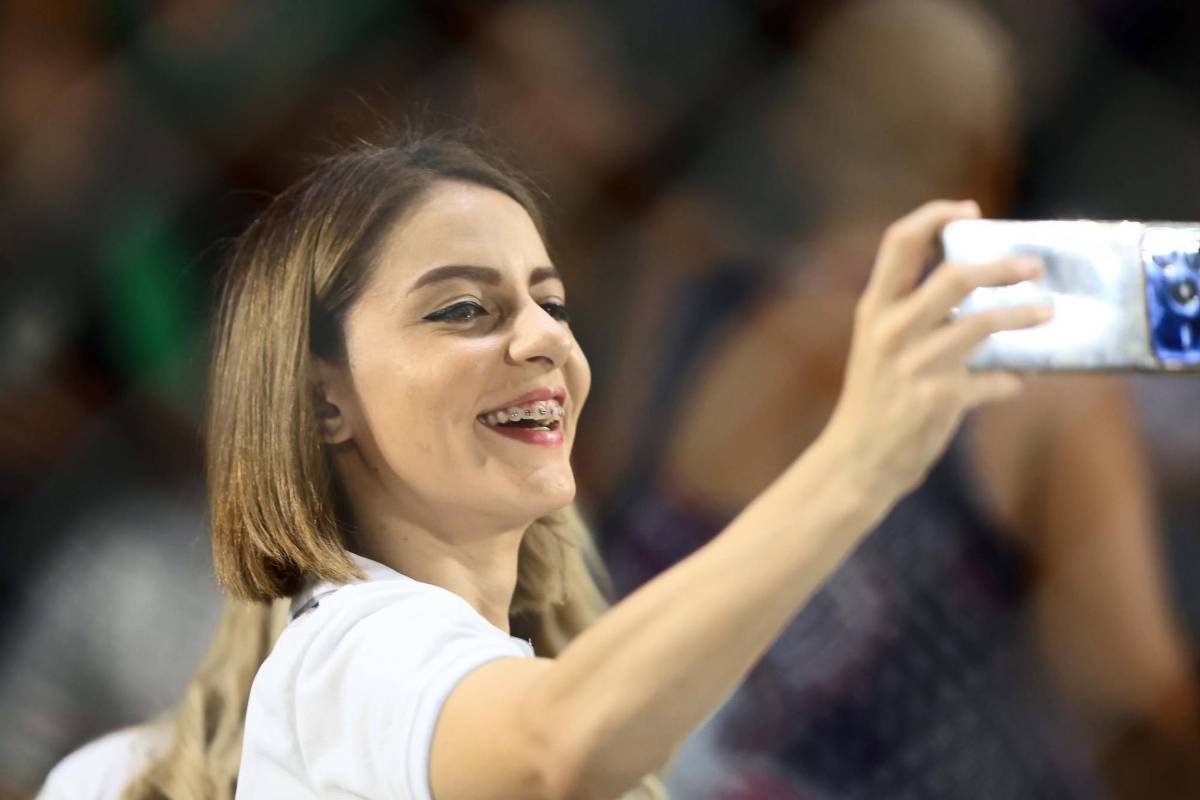 Novia de jugador deslumbra y presentadora es captada apoyando a su equipo en la final