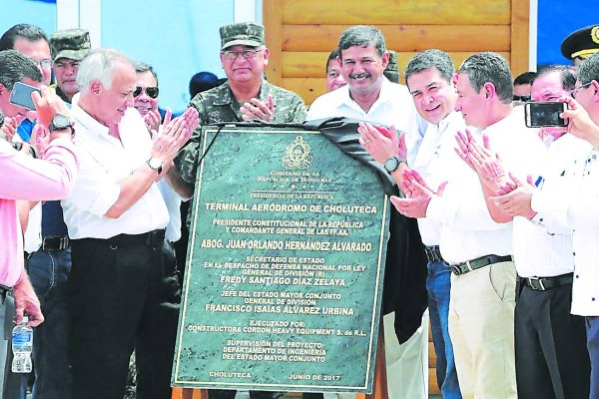Juan Orlando Hernández inaugura terminal en aeródromo de la ciudad de Choluteca