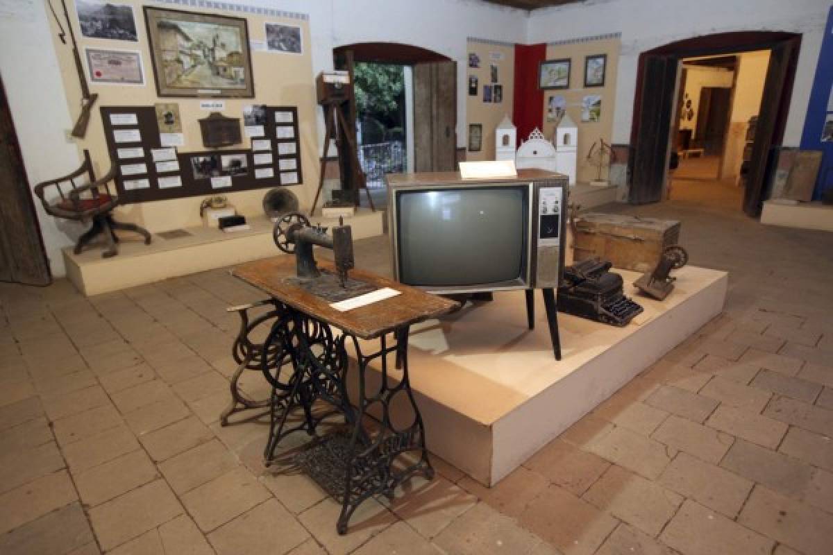 Televisores, máquinas de costura y cámaras antiguas son, entre otros, los artículos que los visitantes encontrarán.