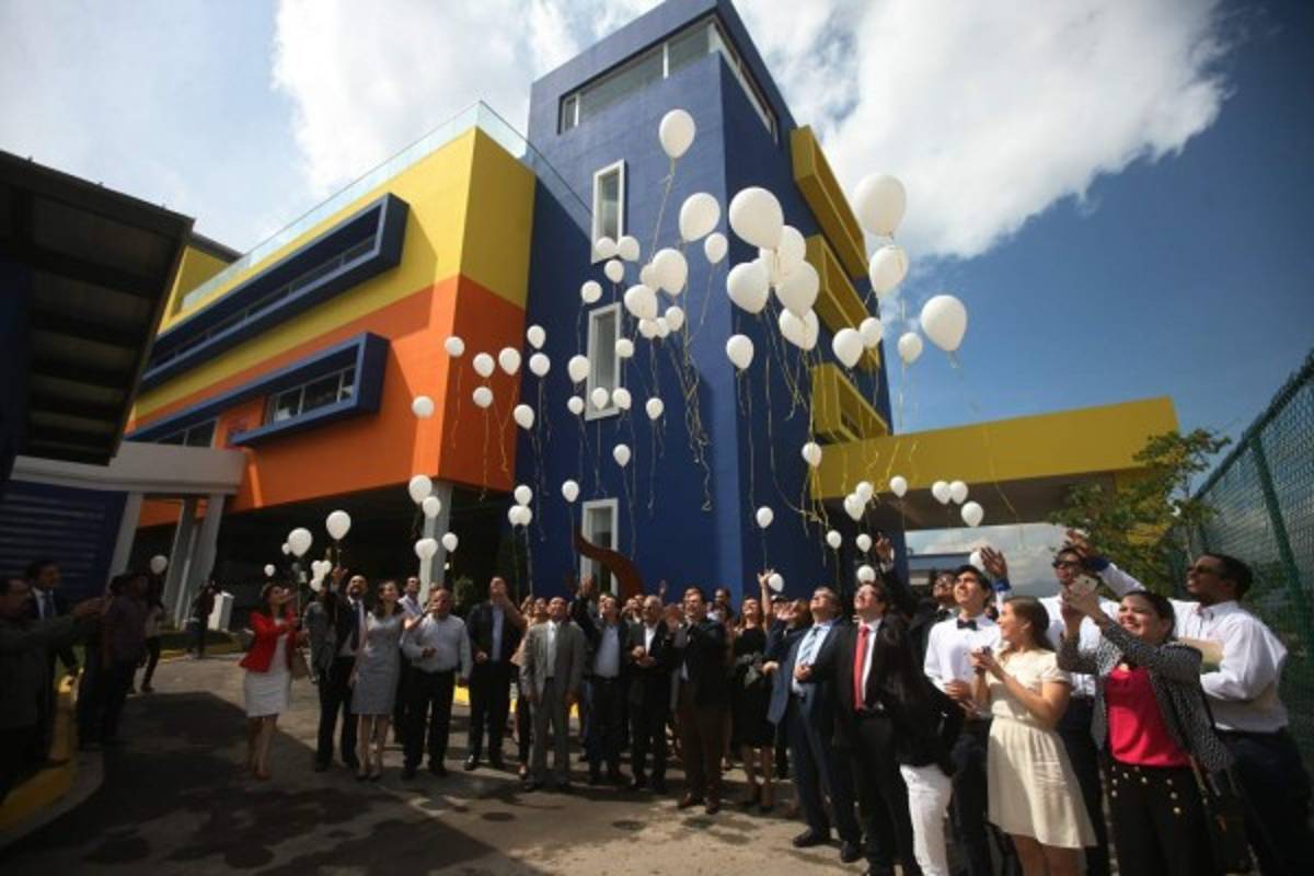 Inauguran tercera etapa de moderno hospital