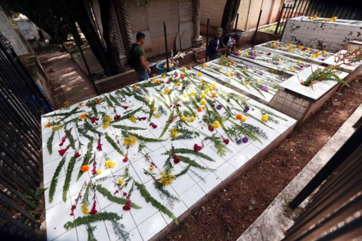 Masiva afluencia de dolientes en camposantos de la capital