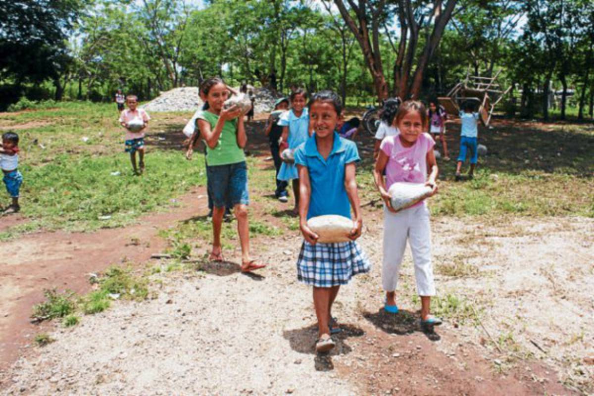 Una piedra por pupitre utilizan niños de escuela Colonias Unidas en El Triunfo, Choluteca