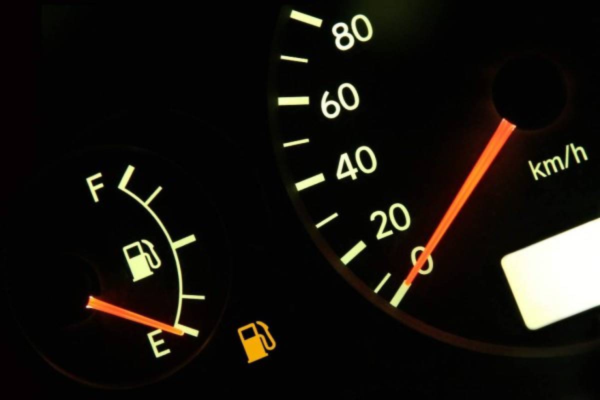 El bajo nivel de combustible produce un sobreesfuerzo en la mecánica del auto.