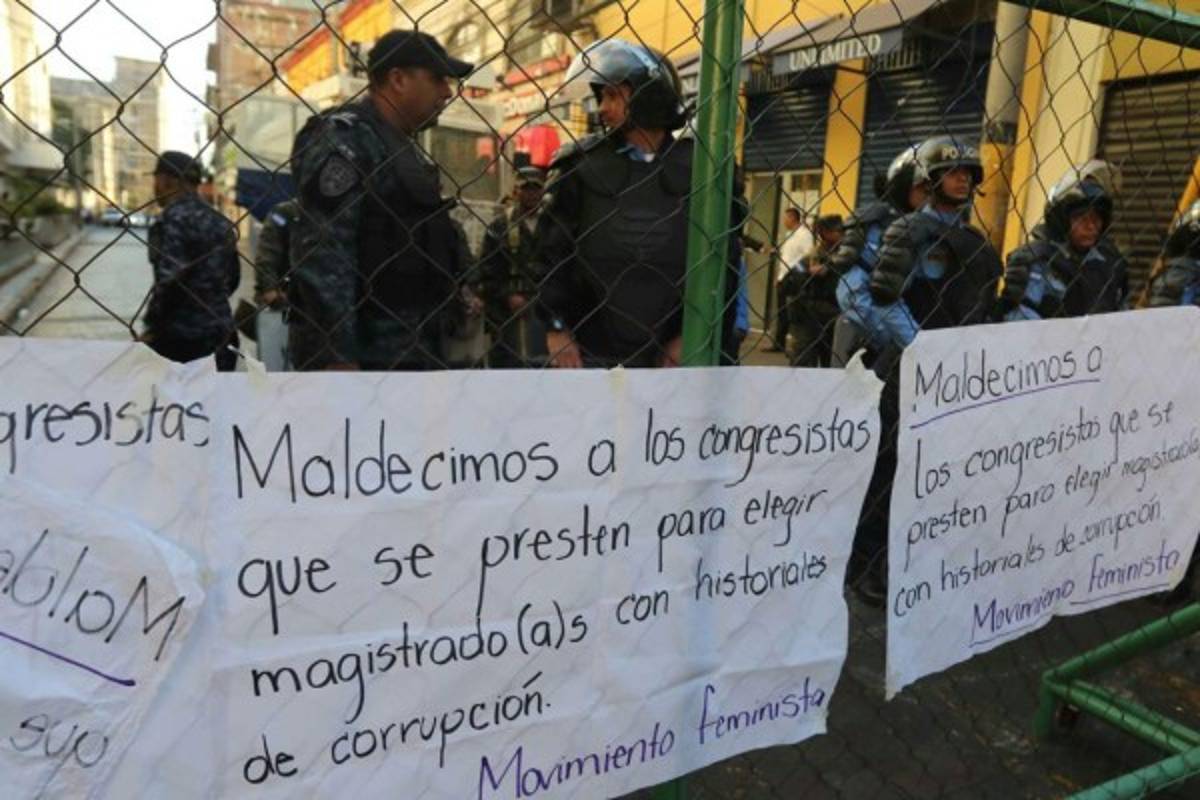 Libre y la Resistencia protestan en las afueras del Congreso