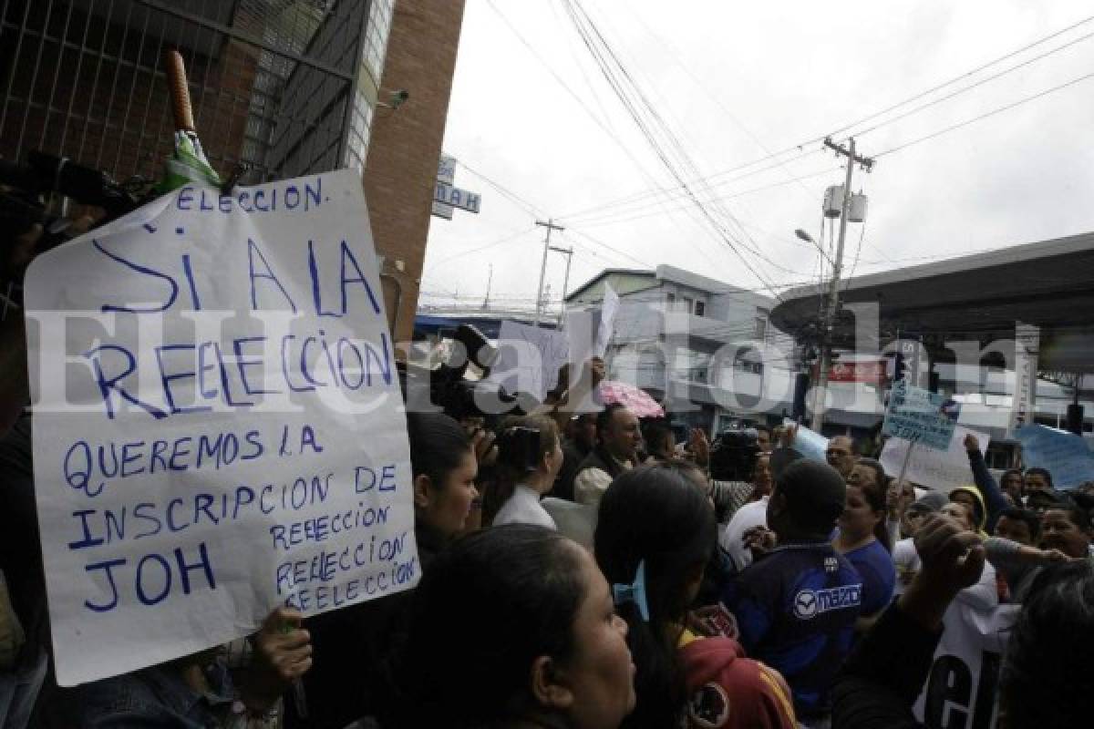 Simpatizantes del Partido Nacional protestan para que TSE inscriba candidatura de Juan Orlando