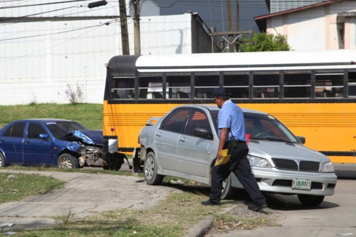 En medio del tiroteo, la víctima también chocó contra un carro gris.