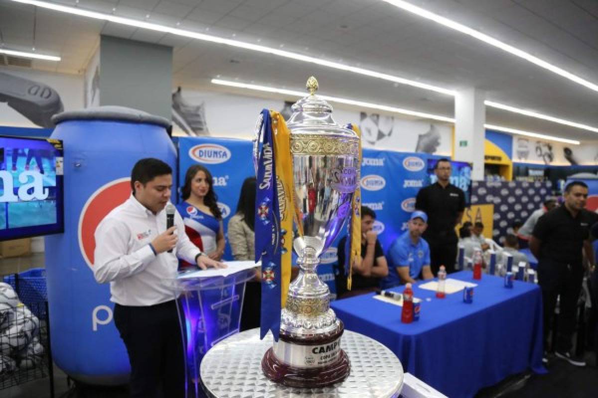 Motagua lució la Copa 14 en Diunsa