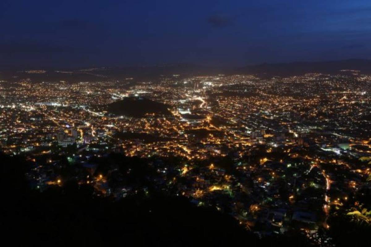 Desde el Parque El Picacho, las personas podrán admirar toda la capital y apreciar cómo la noche transforma a Tegucigalpa. Foto: Marvin Salgado / Noticias EL HERALDO