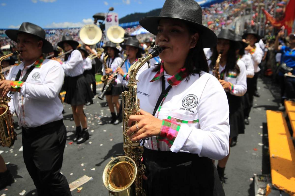 La banda marcial del Central Vicente Cáceres estuvo presente en los desfiles.