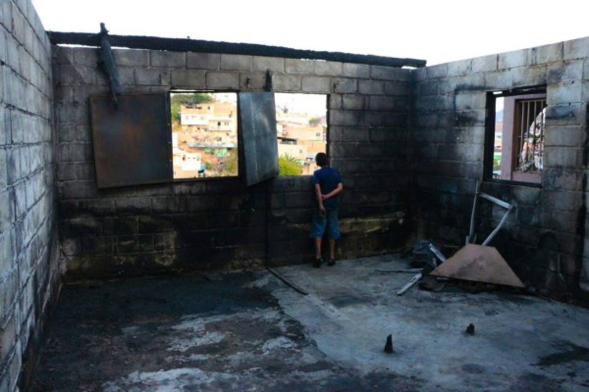 Limpian escombros del incendio en la colonia La Trinidad donde se construirán nuevas viviendas