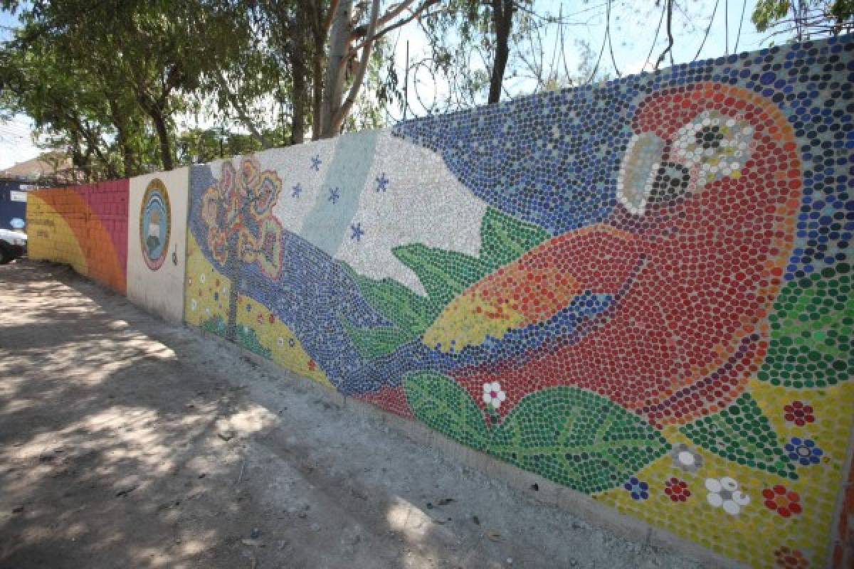 Colorido mural de Cascadas Mall adorna el CEB San Miguel de Heredia